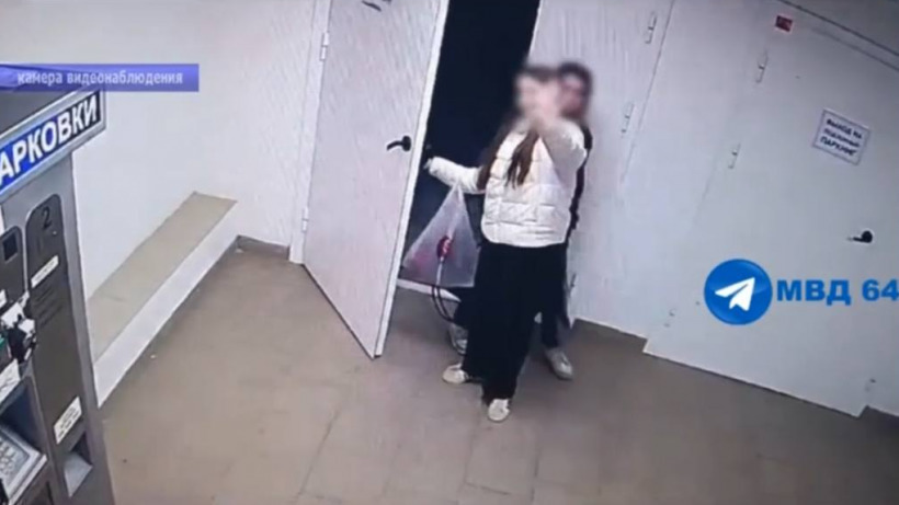 В Энгельсе школьницы вынесли из магазина одежду на 10 тысяч рублей и помахали руками в камеру видеонаблюдения