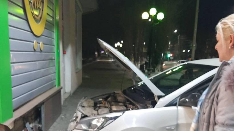«За дорогие яйца!» В Балакове водитель иномарки протаранил стену продуктового магазина