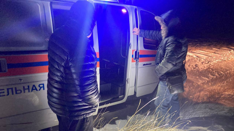 Утром под Ершовом спасатели эвакуировали троих человек, застрявших в поле на машине