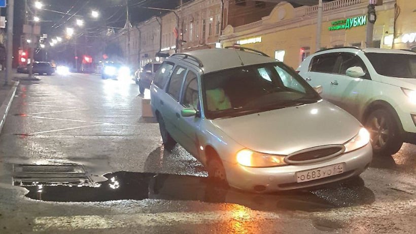 В центре Саратова иномарка провалилась в яму на дороге