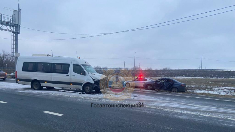 Утром в Саратове водитель «Весты» пострадал в ДТП с «гагаринской» маршруткой