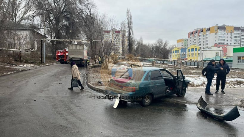 В столкновении грузовика и легковушки в Заводском районе пострадала женщина