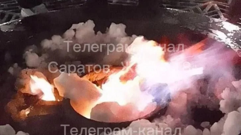 В сети появились фото подростков, забрасывающих снегом Вечный огонь в Саратове
