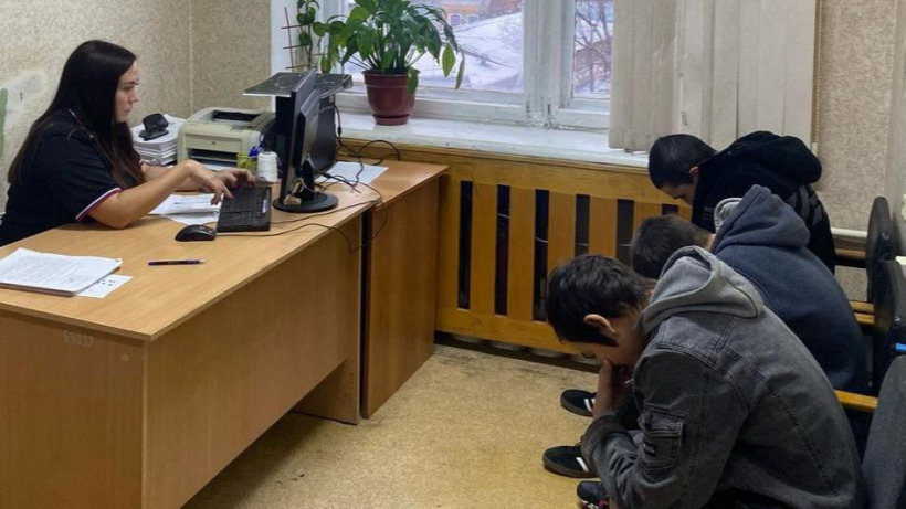 Троих саратовских подростков, бросавших снег в Вечный огонь, доставили в полицию