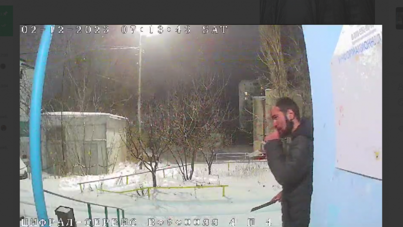 «Я сидеть за тебя не буду!» Неадекватный саратовец с ножом рвался в подъезд дома, угрожая жильцу и прохожим. Его сняла камера домофона