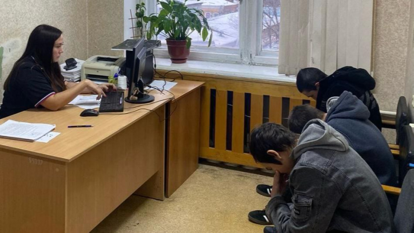 В Саратове подростки забросали снегом Вечный огонь. Центральный аппарат СК проконтролирует расследование уголовного дела