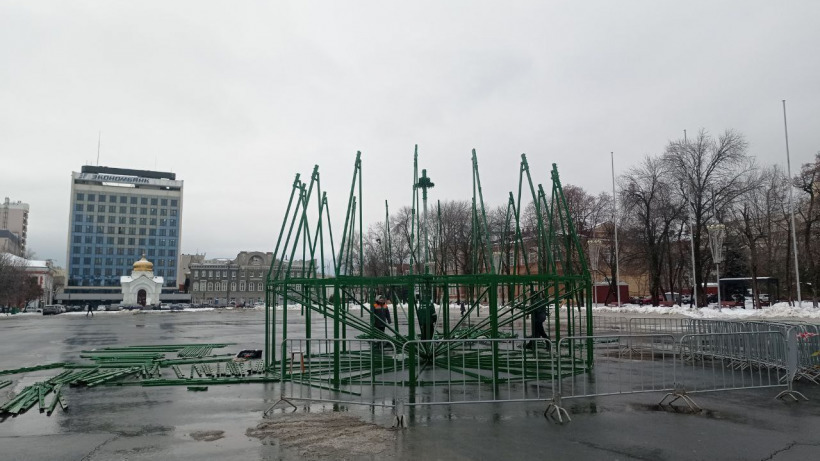 Мэрия сообщила о монтаже новогодней ёлки на главной площади города. Саратовцы напомнили о скользких тротуарах