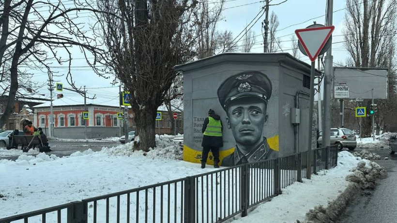 Чиновники заявили в полицию на рабочего, который мог помочиться на портрет Героя Советского Союза