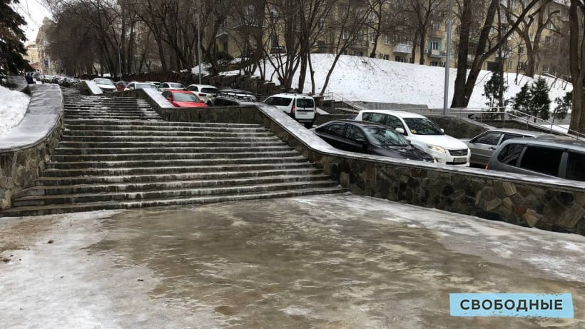 В Саратове «безопасная тропинка» с вонючей водой замерзла на ступеньках к Волге. Чиновники обещали устранить течь