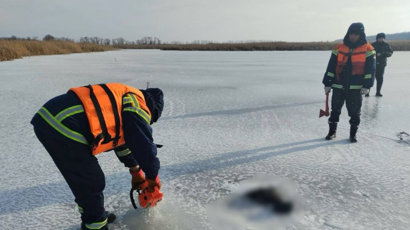 В Саратовской области труп пенсионер вмерз в лед на пруду 