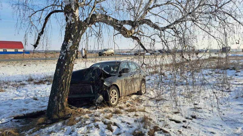 В Балашовском районе китайский кроссовер столкнулся с отечественным авто и протаранил дерево