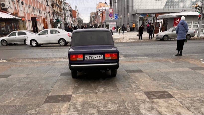 Полиция нашла и оштрафовала автохама, который проехался по пешеходной зоне в центре Саратова на «семерке»