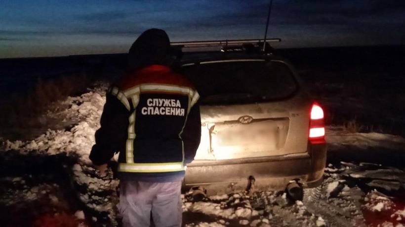 Вольские спасатели помогли вольчанке, застрявшей на кроссовере в снегу