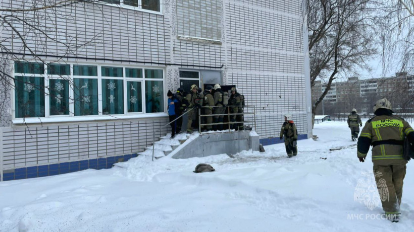 В Саратове школу эвакуировали из-за пожара в подсобке