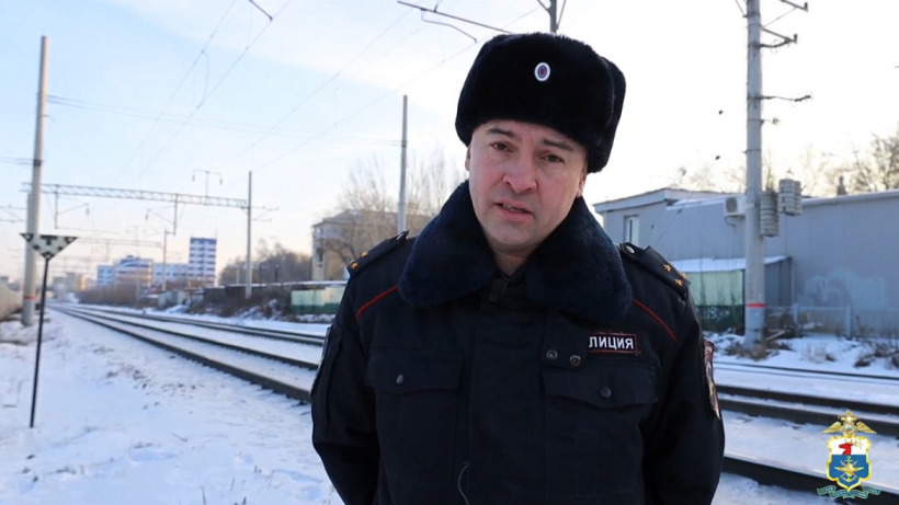 Саратовский полицейский спас жизнь мужчине, оказавшемуся перед приближающимся поездом