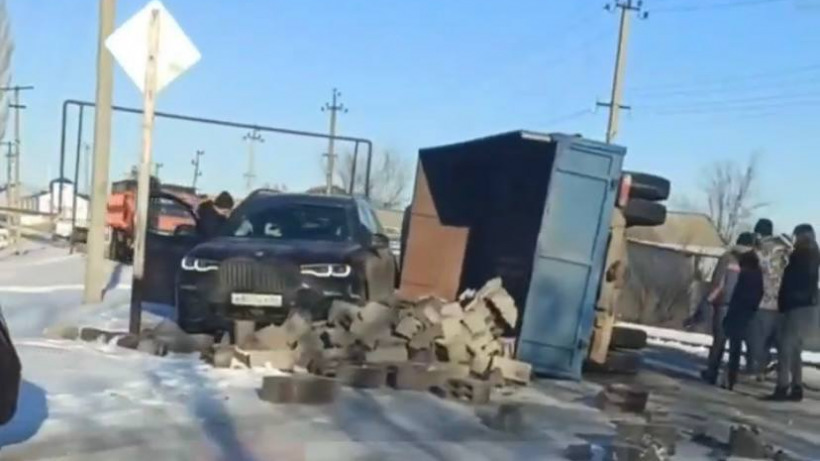 В Красном Куте КамАЗ с бетонными блоками опрокинулся на BMW