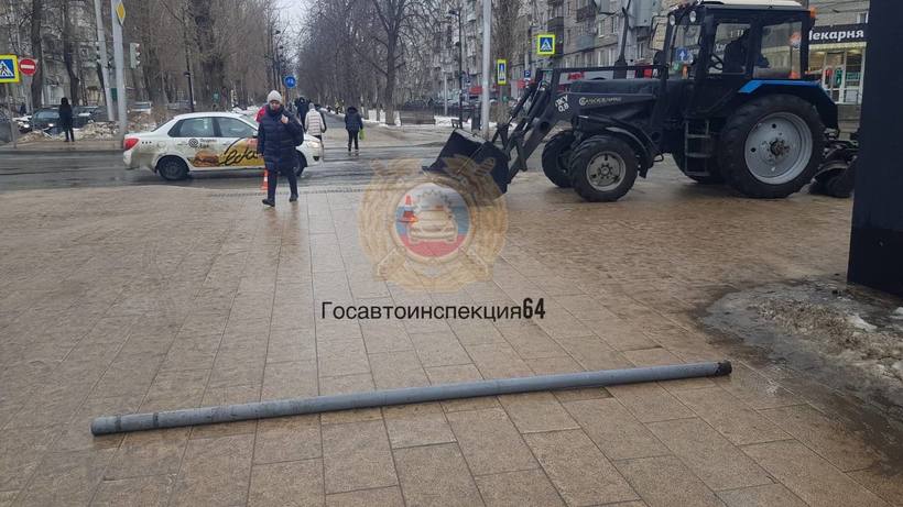 В Саратове трактор протаранил столб, который упал на пешехода. Пенсионерка в больнице