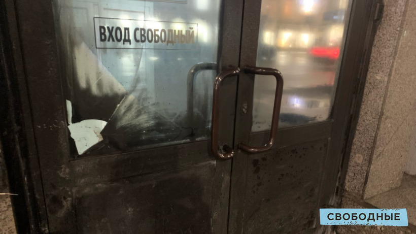 Дверь саратовского музея СВО повреждена. МВД не комментирует происшествие