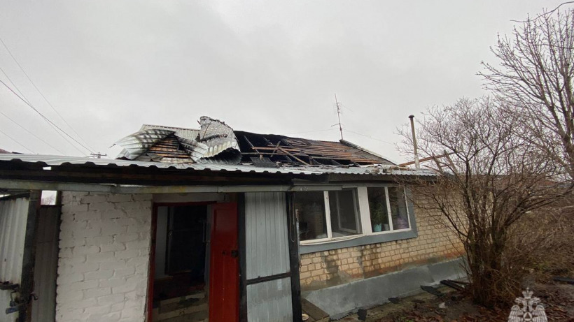 Пенсионерка и мужчина успели выбежать из полыхающего дома в Мокроусе