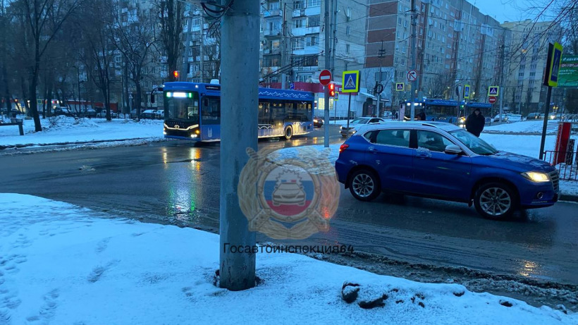 Утром в Саратове иномарка сбила женщину. Из-за ДТП встали троллейбусы