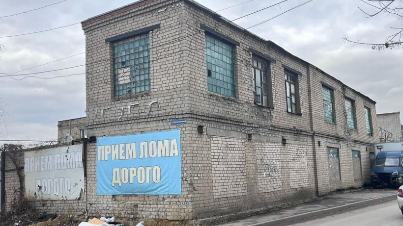 Мэрия потребовала от собственника оградить опасное для пешеходов разваливающееся здание