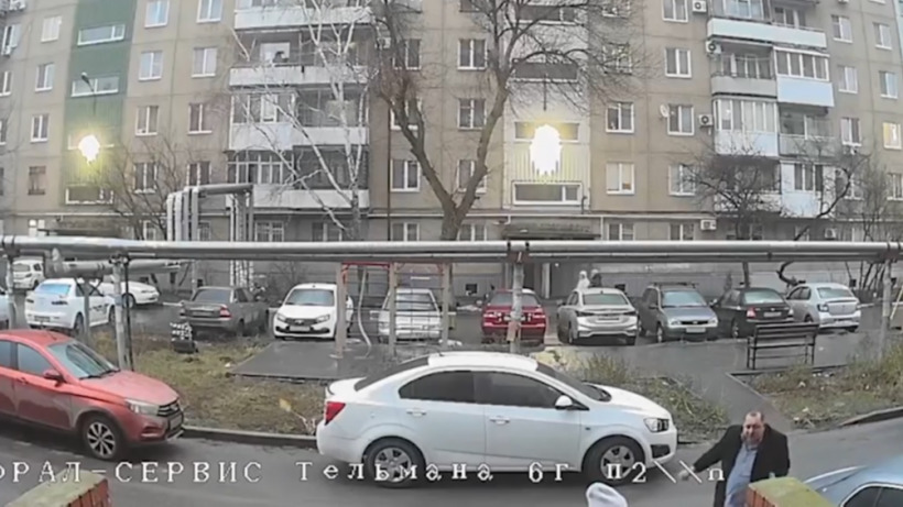 Житель Энгельса грубо обошелся с ребенком и попал на камеру. Следователи начали проверку