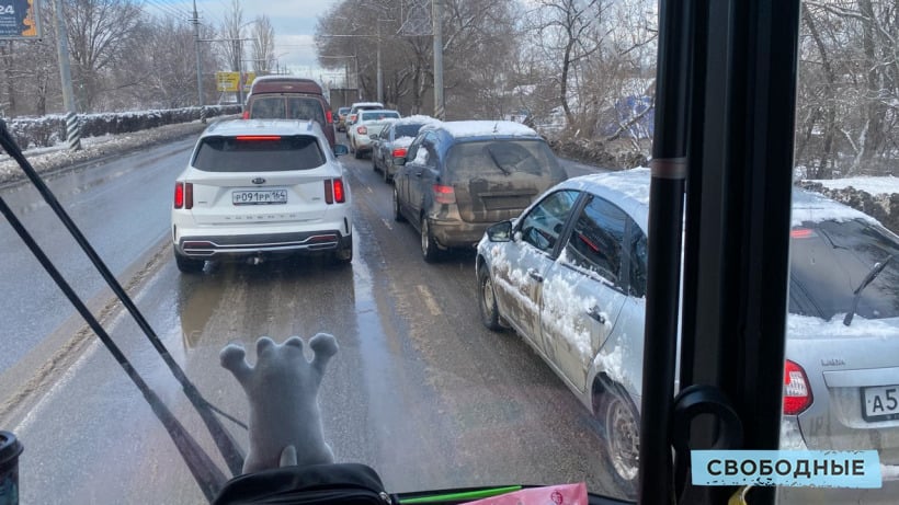 Предновогодний Саратов. Водители стоят в пробках, у моста в Энгельсе сломалась машина