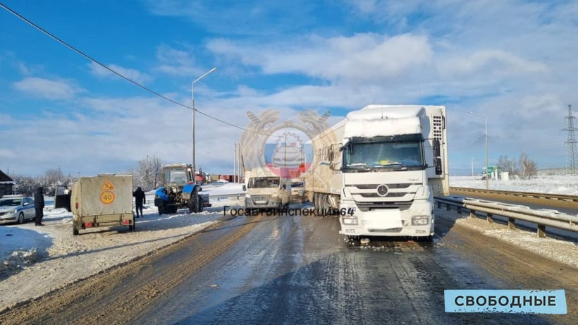 В Саратовскую области федеральную трассу не поделили фура и трактор. Пострадал тракторист