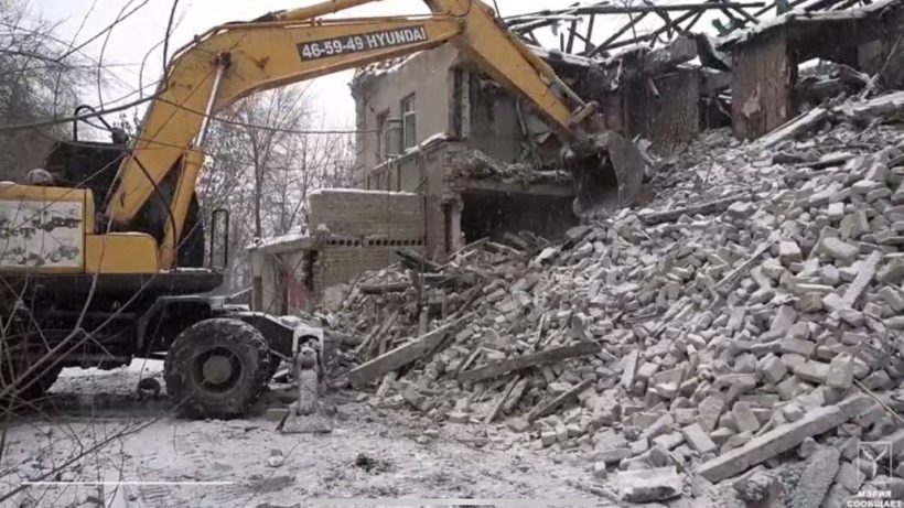 На Привокзальной площади в Саратове снесли здание бывшего комбината питания РЖД. На его месте появятся парковки