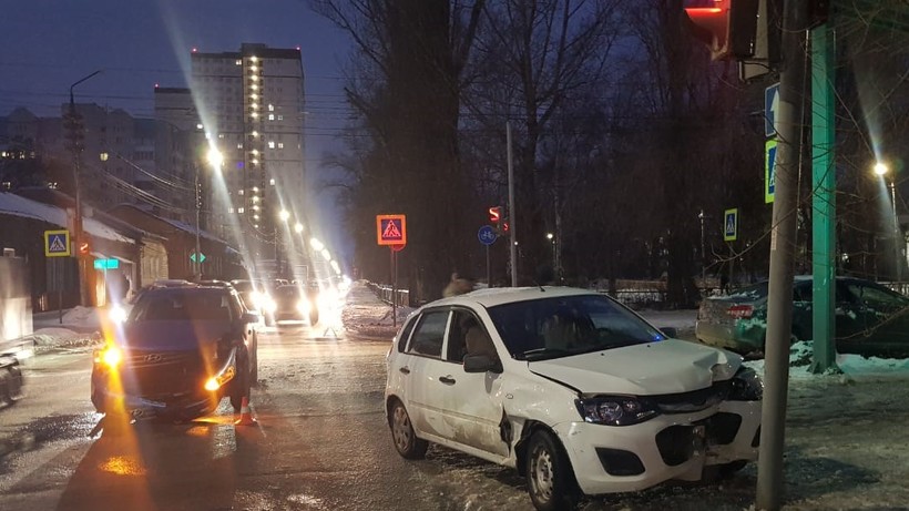 В Саратове пожилой водитель «Калины» проехал на «красный» и столкнулся с Hyundai 