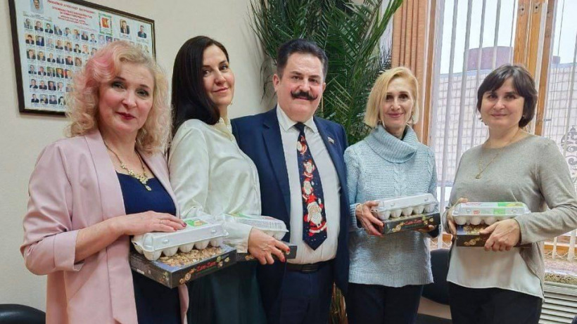 Вологодский депутат Гордеев подарил коллегам на Новый год по упаковке яиц