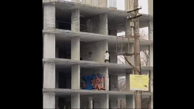 В Саратове дети играли в опасные догонялки на третьем этаже долгостроя