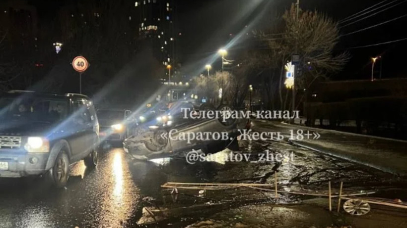 На саратовской набережной в канун Нового года перевернулась иномарка