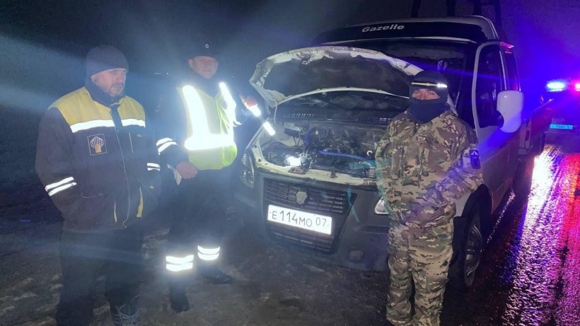Энгельсские полицейские помогли мужчинам, оказавшимся на зимней трассе в заглохшей «ГАЗели»
