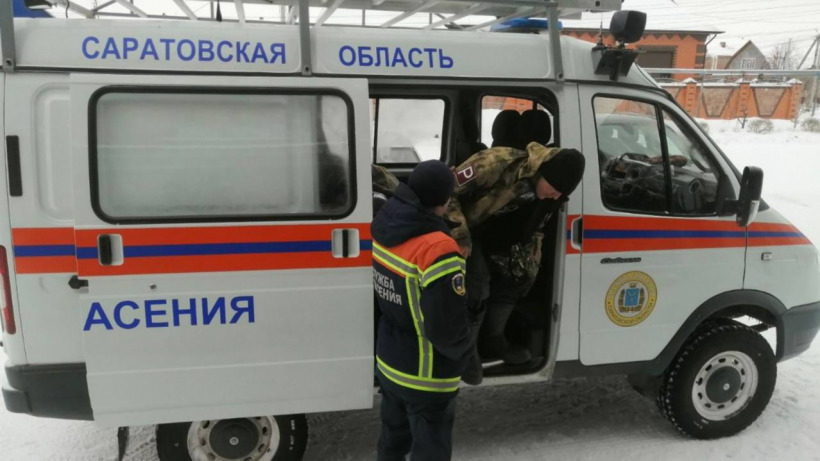 В Саратовской области спасатели и полицейские нашли заплутавшего между поселками мужчину