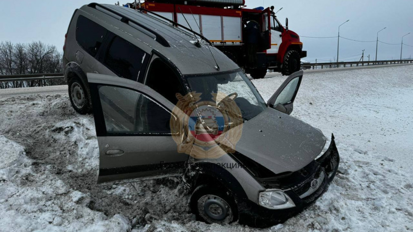 В Гагаринском районе водитель Lada с двумя детьми в салоне врезался в столб и съехал в кювет