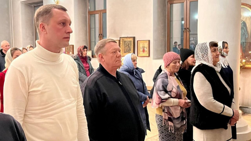 Губернатор Роман Бусаргин встретил Рождество в новоузенском храме
