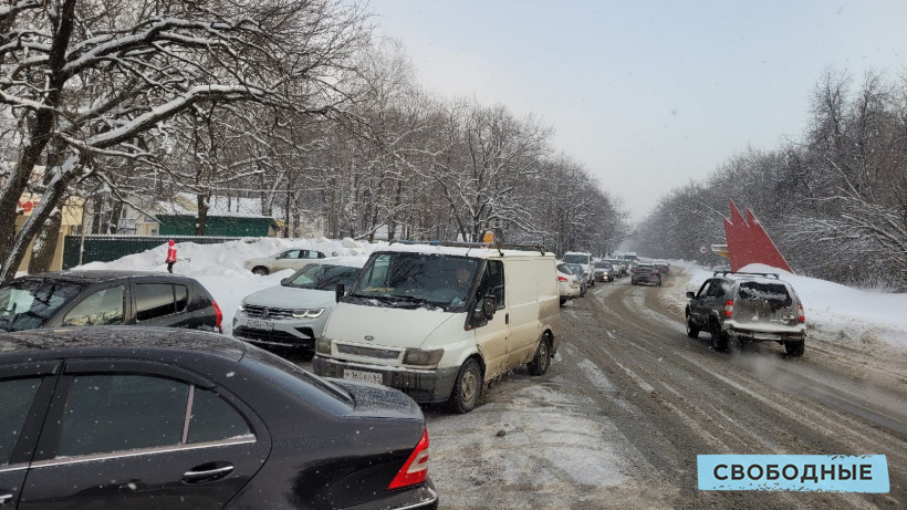 В Саратове на въезде в лагерь «Березка» образовалась километровая пробка