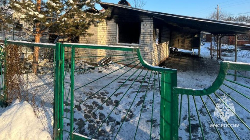 В саратовской Расловке сгорел кирпичный дом, спаслись две женщины