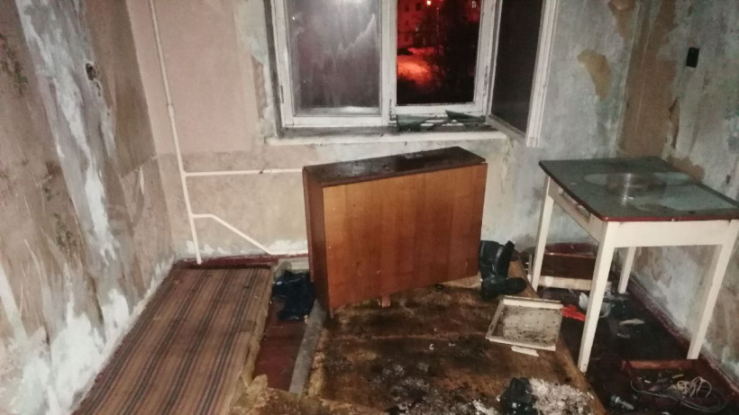 В Балакове пожарные вынесли из горящего дома задыхающегося мужчину и эвакуировали детей