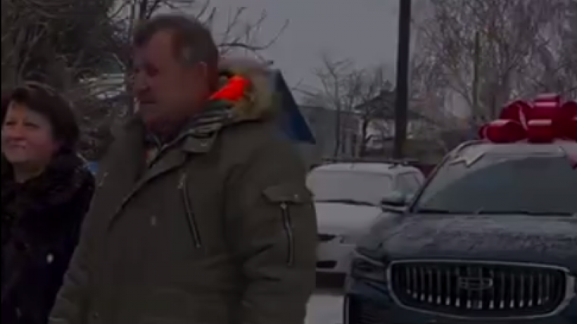 Саратовский участник «Голоса» Василий Пасечник растрогал родителей, подарив им автомобиль