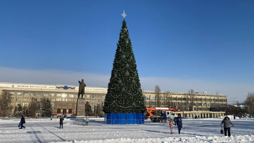 На Театральной площади в Саратове начали разбирать елку
