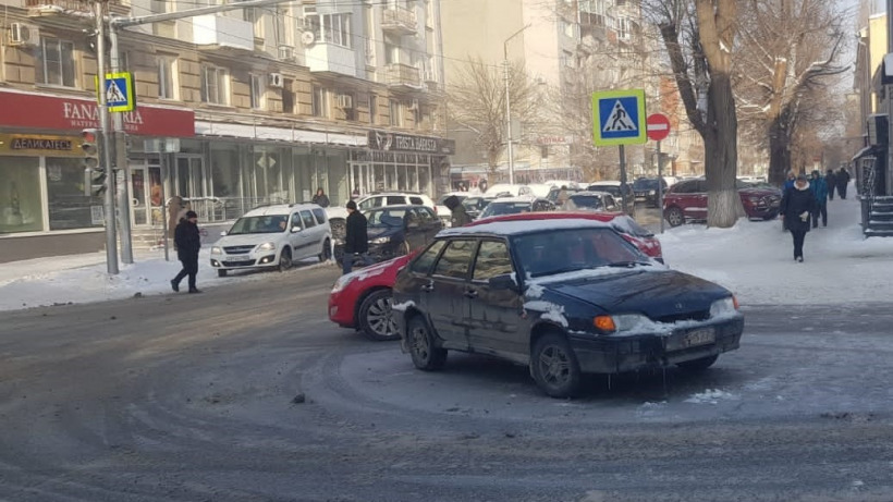 В Саратове водители легковушек сбили пенсионерку и девушку
