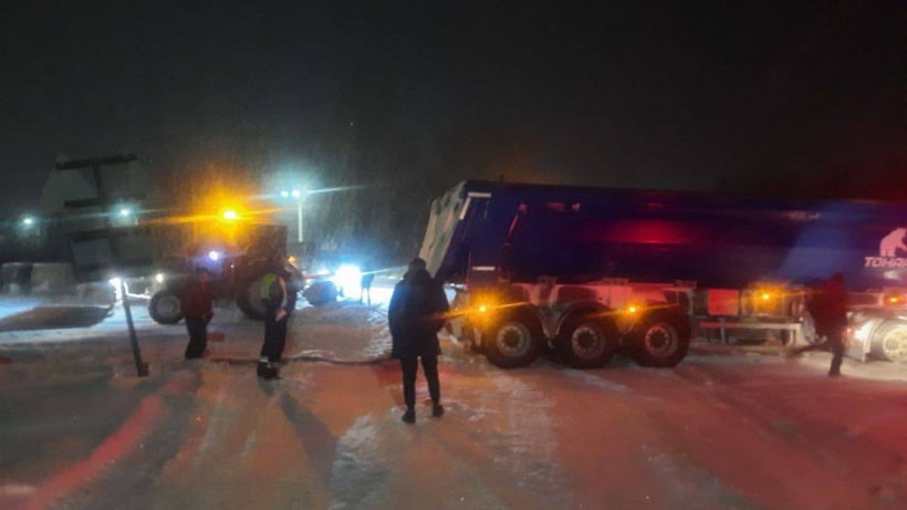 В Балашове грузовик застрял на железной дороге из-за снегопада. Его вытащили на дорогу трактором