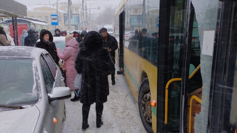 В Саратове водитель автобуса разбил коллеге окно молотком