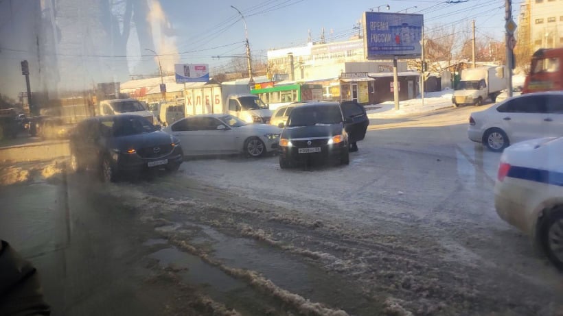 Очевидец: На залитой из-за коммунальной аварии дороге в Заводском районе произошло ДТП с тремя машинами 