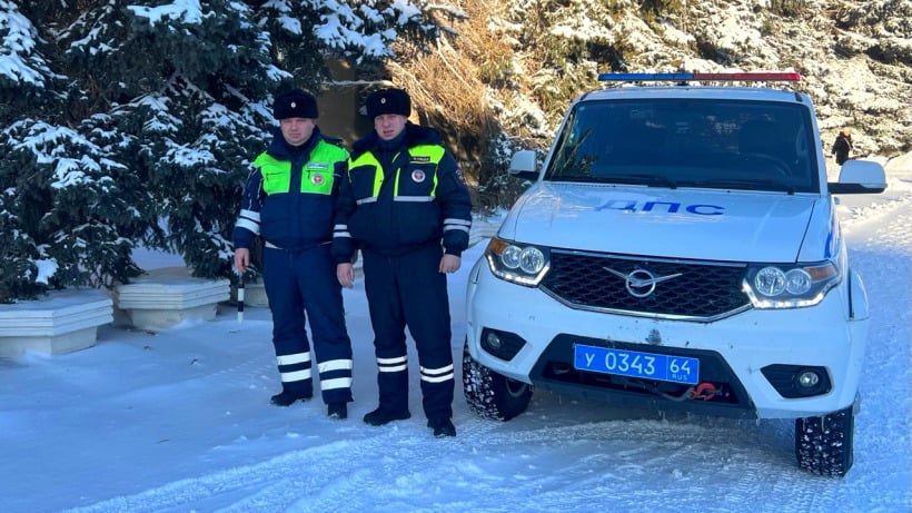 Автоинспекторы помогли не замерзнуть на трассе семье с двумя детьми в сломанном автомобиле