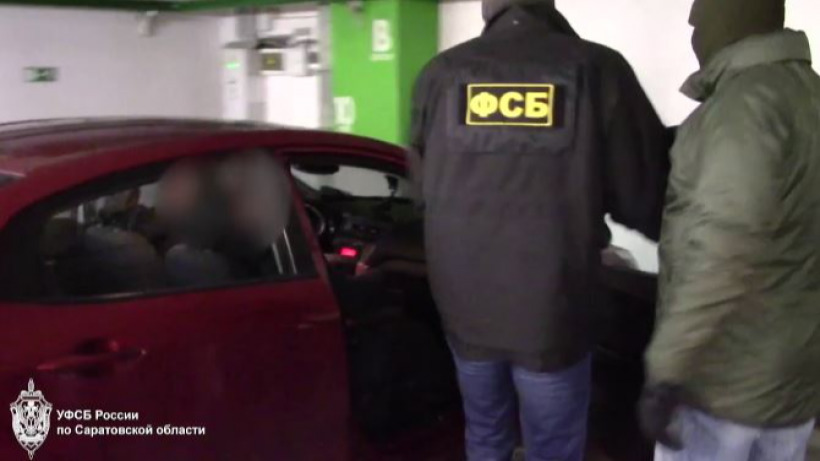 ФСБ задержала на парковке саратовского ТЦ сотрудника одной из компаний при совершении коммерческого подкупа