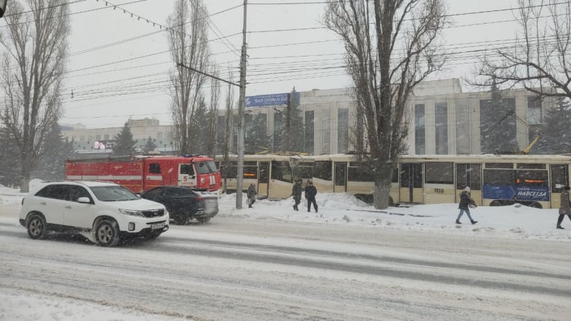 В Саратове остановились трамваи двух маршрутов. Один из вагонов загорелся