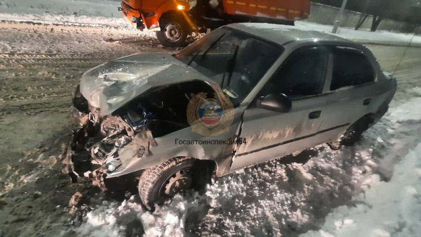 В Саратове 21-летняя девушка на Hyundai врезалась в КамАЗ. Её отвезли в больницу